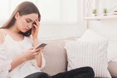 Smartfonowa szyja – czym jest i co zrobić, by uniknąć bólu i sztywności karku?