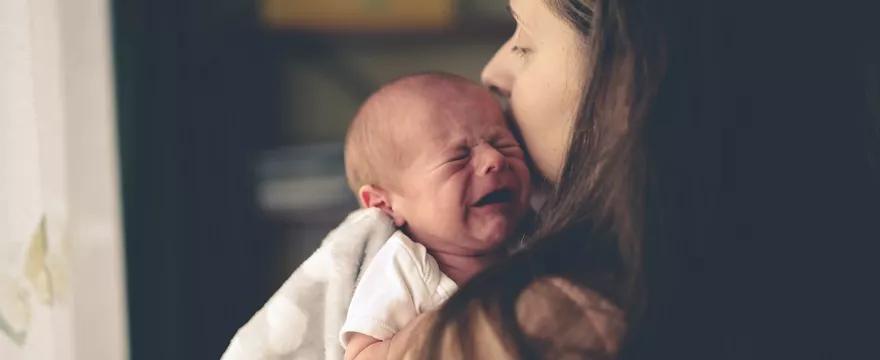 Co to jest kolka niemowlęca? Przyczyny i objawy kolki u niemowlaka