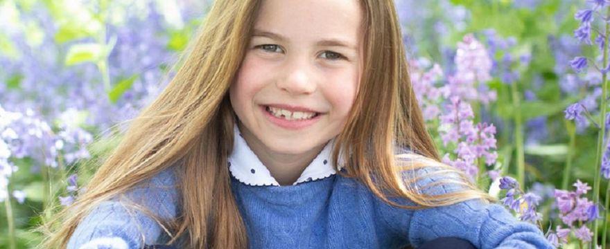 Charlotte ubrana na niebiesko - księżna Kate robi to celowo? 