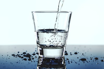 Woda gazowana dla dziecka – czy maluch może ją pić?