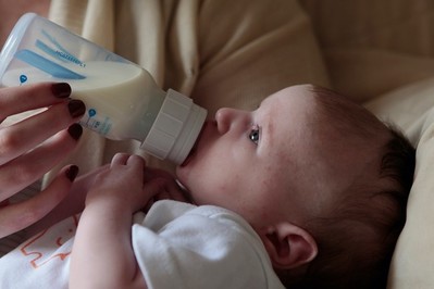 Kiedy dziecko powinno pić więcej wody? Czy dopajać niemowlaka?