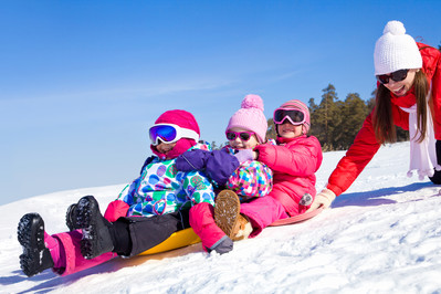 9 pomysłów na spędzanie wolnego czasu z dziećmi na śniegu