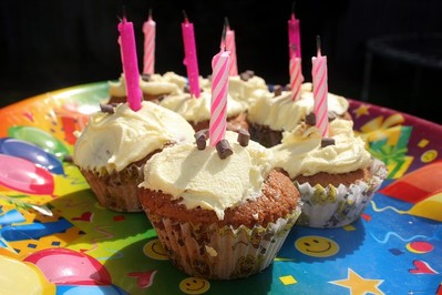 Talerzyki urodzinowe - niezbędne wyposażenie na urodzinowym stole