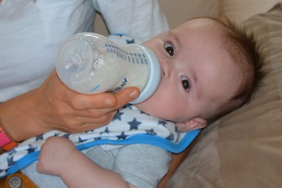 Jaka woda dla niemowlaka do mleka - kranówka czy mineralna?