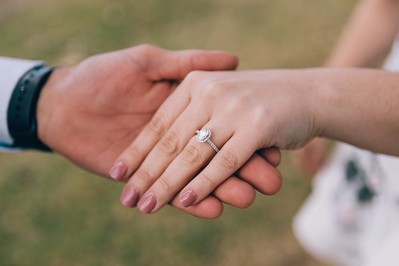 Jak znaleźć idealny pierścionek zaręczynowy?