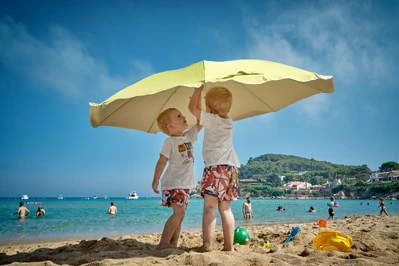 Bezpieczne wakacje: jak się chronić przed słońcem, komarami, czy letnim zatruciem? PORADNIK