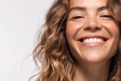 Zdrowy i promienny uśmiech – domowe wybielanie zębów w nowoczesnym wydaniu od ALPINE WHITE