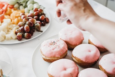 Jak przechowywać pączki i faworki aby długo były świeże? SPOSOBY