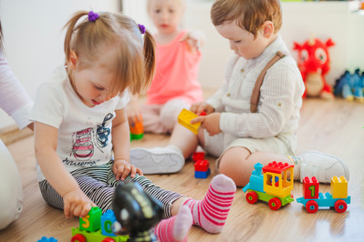 Jak dobrać zabawkę do wieku dziecka? Najlepsze zabawki dla rocznego, dwu- i trzyletniego malucha