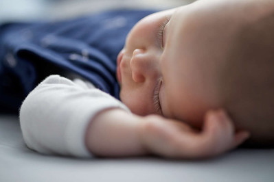 Jak wygląda sen dziecka i co pomoże Ci czuwać nad jego bezpieczeństwem?