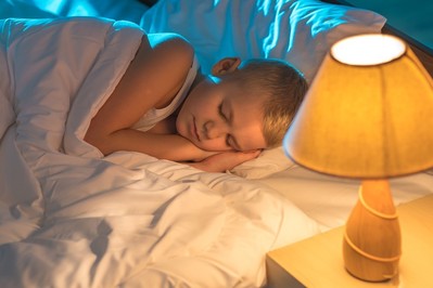 Lampka nocna – jaka do sypialni, a jaka dla dziecka?