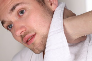 Podrażniona skóra twarzy po goleniu