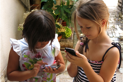 Telefon komórkowy dla dziecka – jaki powinien być i kiedy go kupić?