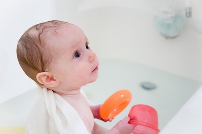 Strach przed kąpielą. Jak dziecko oswoić z wodą? ZOBACZ FILM