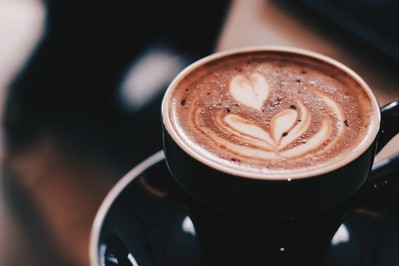 Ekspres do kawy na kapsułki – czyli, jak zapewnić sobie idealny gorący napój