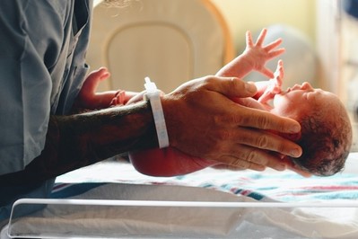 Badania przesiewowe noworodka: jakie są pierwsze badania dziecka w szpitalu?