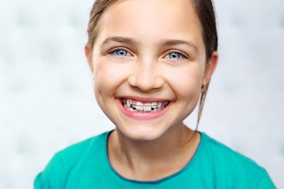 Jak prawidłowo dbać o zęby z aparatem ortodontycznym?