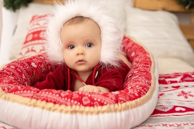 Idealny prezent dla niemowlaka: KOKON w świąteczny wzór