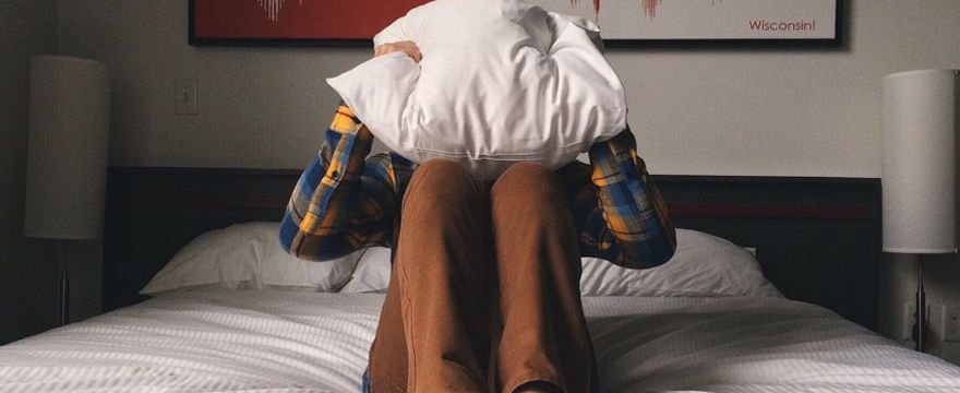 BEZSENNOŚĆ: 10 najczęstszych przyczyn problemów ze snem