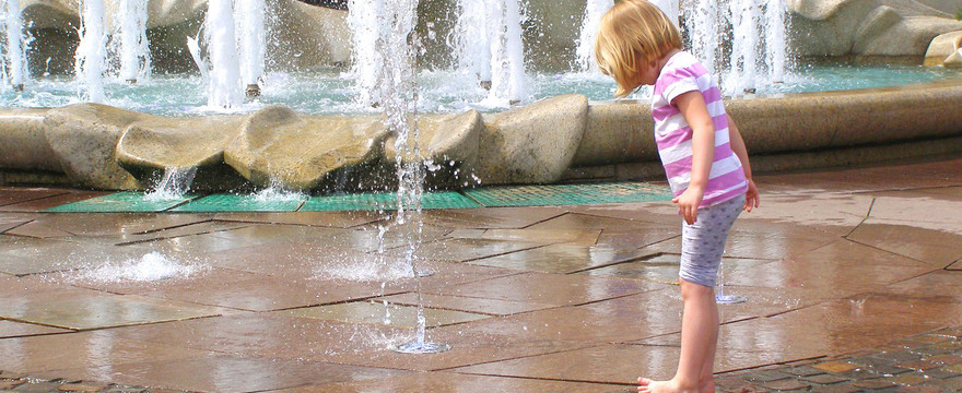 Pozwalasz dziecku kąpać się w miejskiej fontannie? TO BŁĄD!