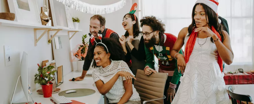 Które przypinki lepiej sprawdzają się podczas eventów firmowych – z agrafką czy magnetyczne?