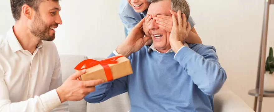 Co kupić dziadkowi na Dzień Dziadka? Sprawdzone prezenty warte polecenia