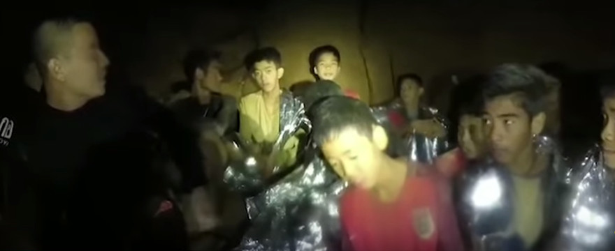 Pomagają im trener i medytacja: chłopcy wychodzący z tajlandzkiej jaskini w niezłej formie