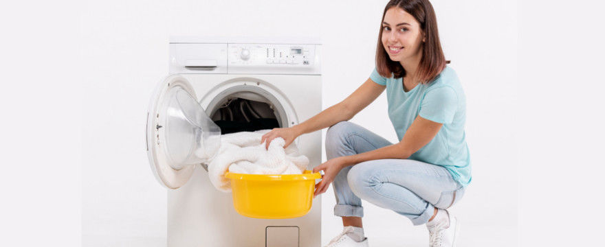 Jak nie zniszczyć ubrań podczas prania? Unikaj tych 8 błędów