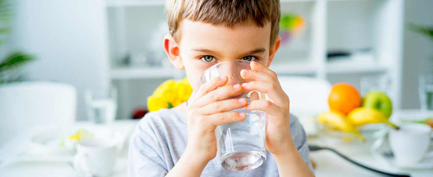 Poznaj 5 sprytnych sposobów, które mogą pomóc Ci zachęcić przedszkolaka do picia wody!