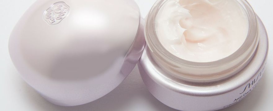 Ten składnik kosmetyków przyspiesza starzenie się skóry!