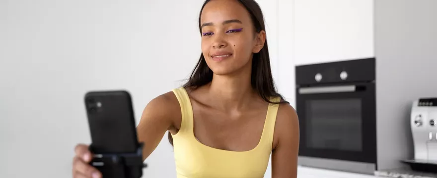 Dlaczego rutyny znane z TikToka mogą zaszkodzić młodej skórze?