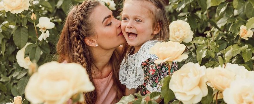 Krótkie wierszyki dla mamy pełne miłości! Dzień Mamy 2025