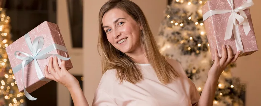 Pomysły na najlepsze prezenty świąteczne dla niej i dla niego – co kupić pod choinkę 2025?