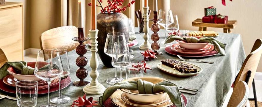 Dekoracja stołu bożonarodzeniowego: 3 modne style   