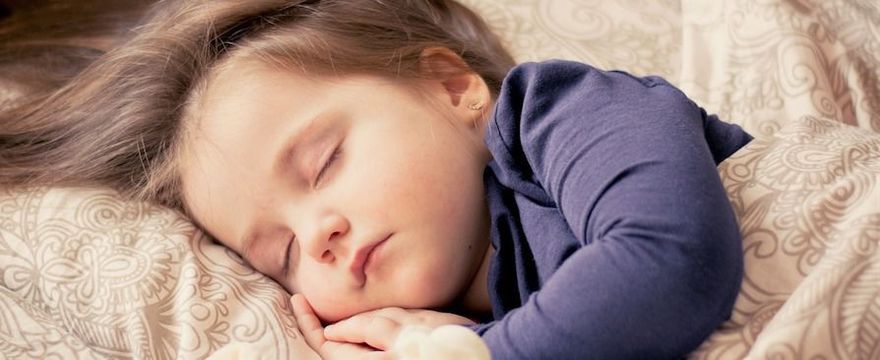 Jak uśpić niemowlaka: sposoby na bezstresowe zasypianie