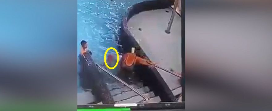 Wstrząsający FILM: dziecko topiło się w basenie, obok opiekunowie!