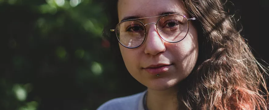 Jak dopasować oprawki do kształtu twarzy? Poradnik