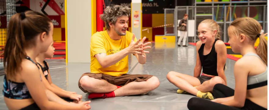 Edukacyjne przygody na trampolinach – #KochamSkakać zaprasza szkoły i przedszkola