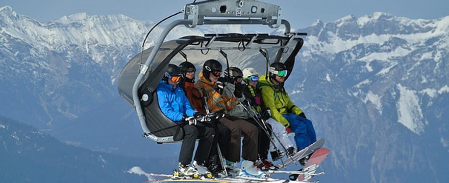 Jak zorganizować udany wyjazd na narty z dziećmi?
