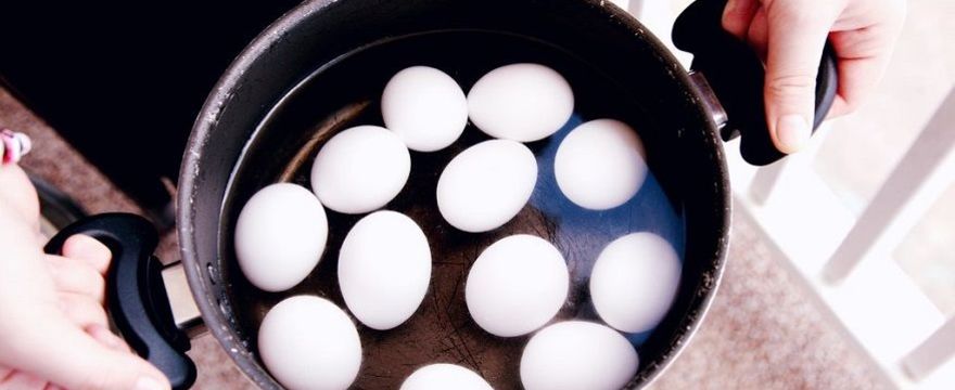 Jak gotować jajka, żeby nie pękały? TOP 6 sposobów gotowania jajek 