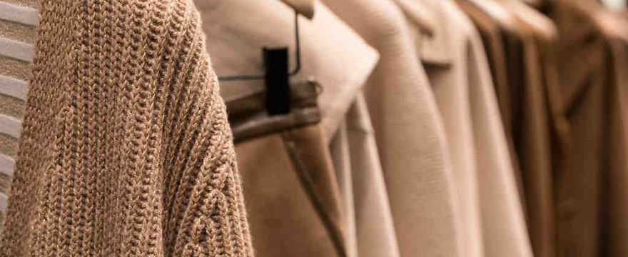 Płaszcz jesienny typu camel - ponadczasowy hit damskiej garderoby