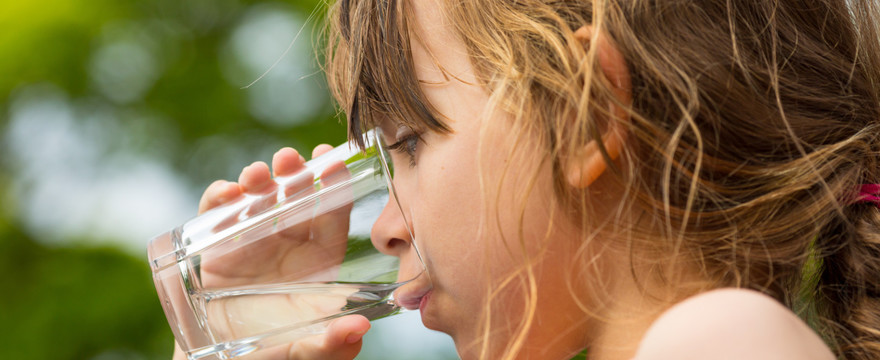 Jak zachęcić dziecko do picia wody?