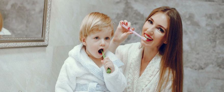 Eko sposoby na mleczne ząbki: co zamiast pasty do zębów?