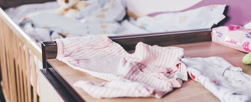 Jak urządzić pokój niemowlaka: łóżeczko, komoda, zasłony i co jeszcze?
