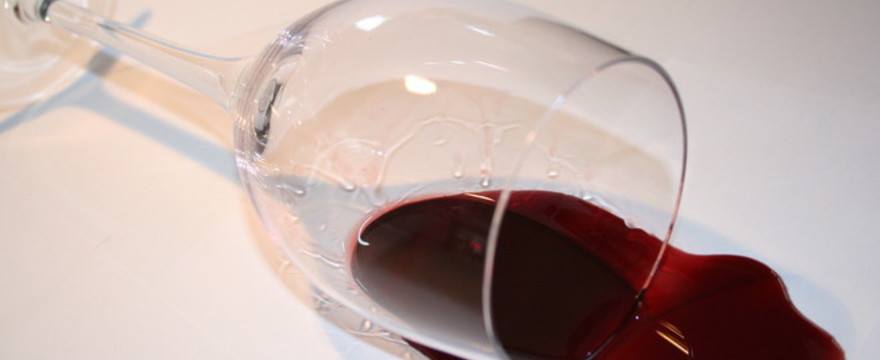 Plamy z czerwonego wina - jak je usunąć?