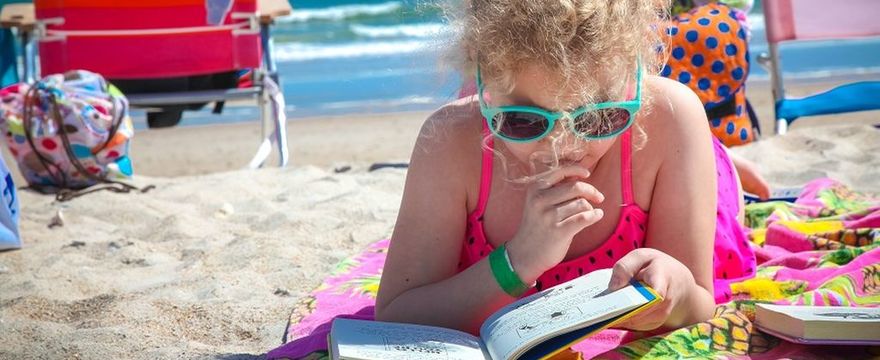 PSYCHOLOG: W jakim wieku dziecko może samo jechać na wakacje i jak je do tego przygotować? WYJAŚNIAMY