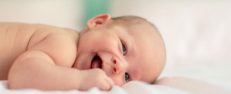 Pielęgnacja noworodka: 8 faktów i mitów o niemowlakach. Co się zmieniło?