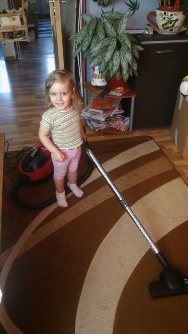 Moja Karolina postanowiła w nowym roku pomagać mamie w sprzątaniu ;)