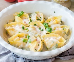 Makaron nadziewany serkiem z pomidorami