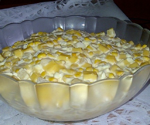 Ananasowa sałatka z czosnkiem i żółtym serem